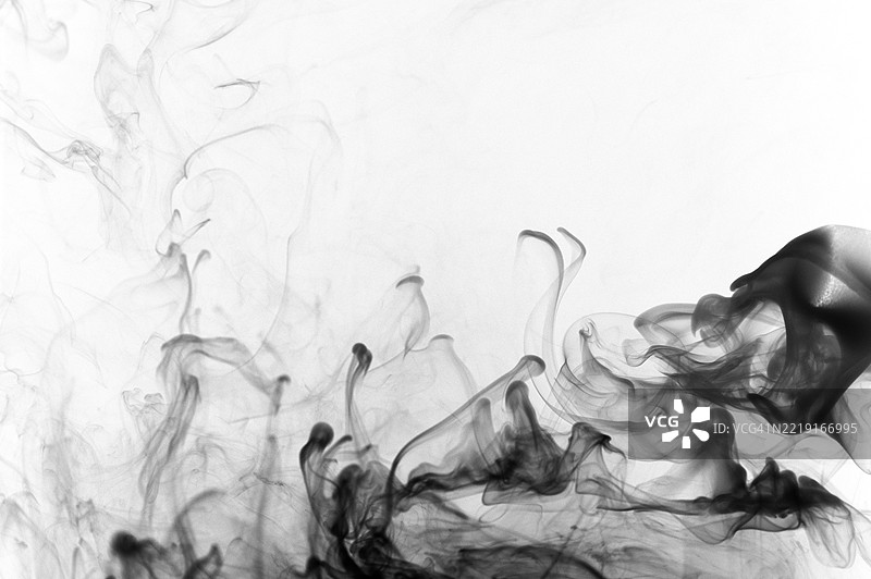黑色烟雾与白色背景图片素材
