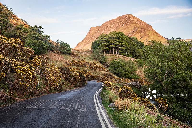 湖区，英国，巴特莫尔湖旁的蜿蜒道路图片素材