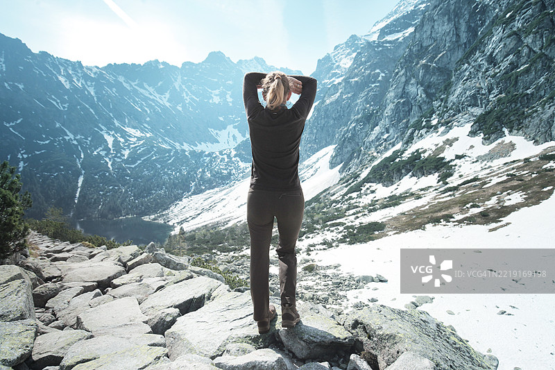 女性在雪山中徒步旅行，欣赏美景图片素材