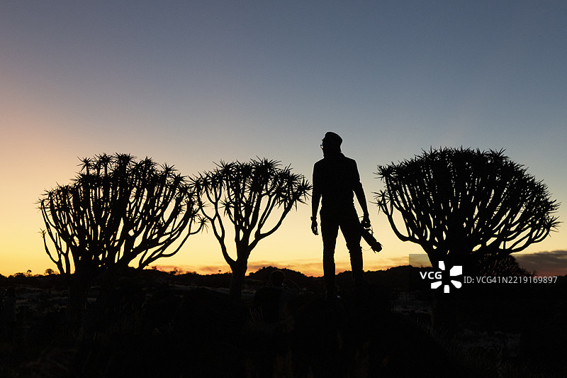 纳米比亚箭树森林中的摄影师日落图片素材