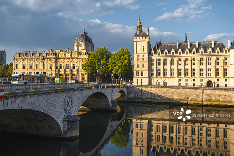 巴黎，法国，历史建筑在塞纳河中的宁静倒影图片素材