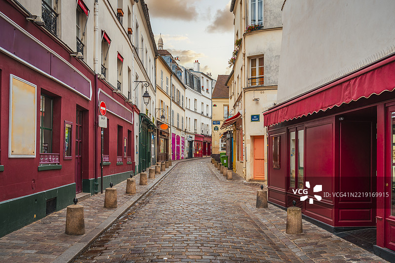 迷人的巴黎蒙马特石板街。图片素材