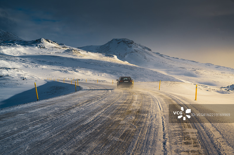 汽车在山上的雪路上行驶图片素材