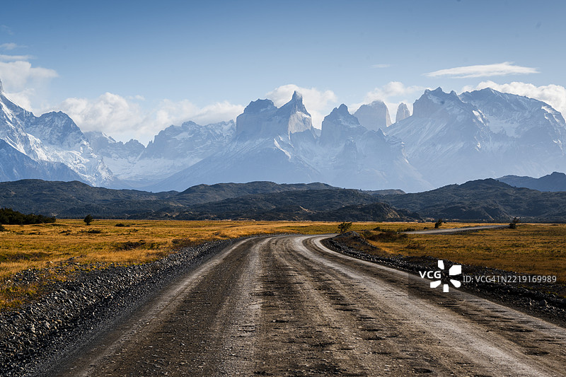 智利托雷斯德尔潘恩国家公园的蜿蜒道路图片素材