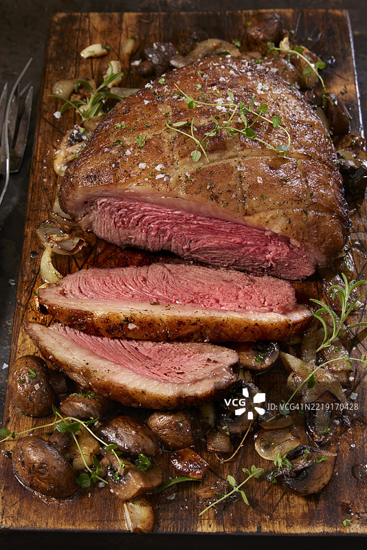 多汁的中等熟度皮卡尼亚牛肉图片素材