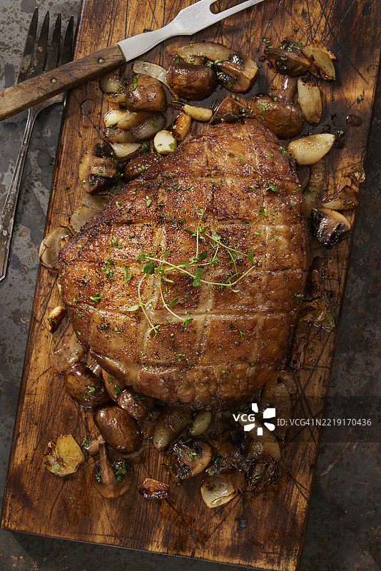 多汁的中等熟度皮卡尼亚牛肉图片素材