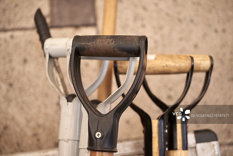 靠近墙壁的铲子把手，准备进行园艺工作图片素材