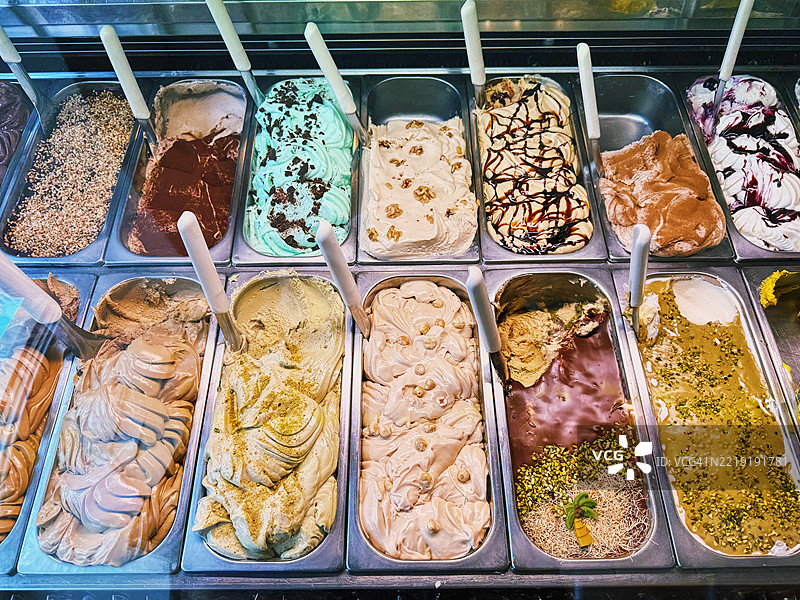 米兰冰淇淋店里的五彩冰淇淋在托盘中展示图片素材