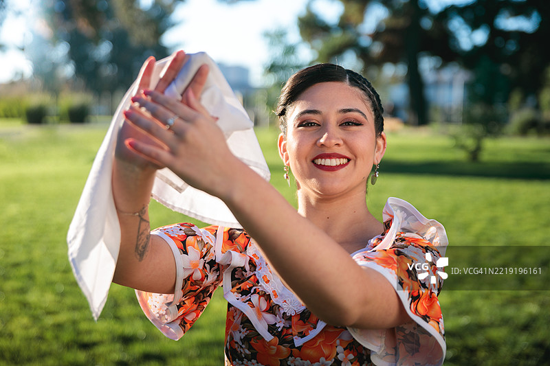 智利乡村舞者在阳光明媚的公园里跳cueca舞图片素材