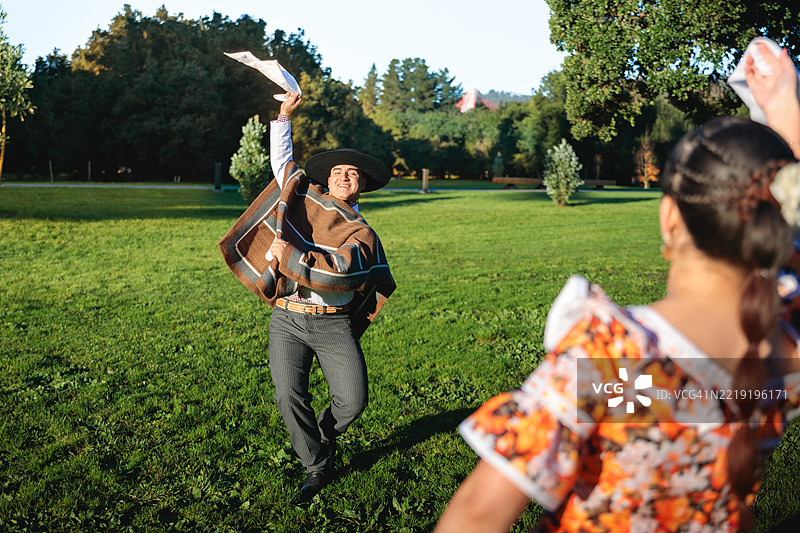 智利的华索和华萨在阳光明媚的田野中跳库埃卡舞图片素材