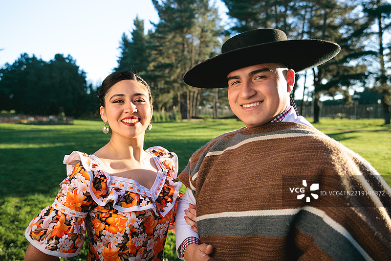 智利的华索和华萨微笑着，穿着传统服饰。图片素材