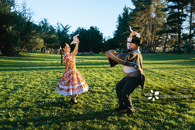 胡阿索和胡阿萨在阳光明媚的草地上跳库埃卡舞图片素材
