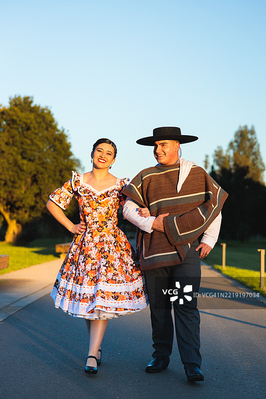 智利舞者穿着传统的库埃卡服装的肖像图片素材