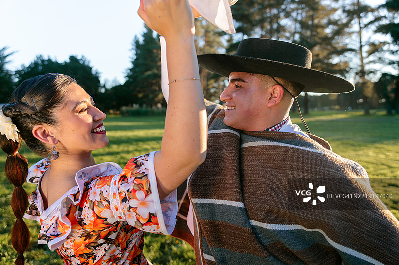 智利夫妇通过库埃卡舞庆祝传统图片素材