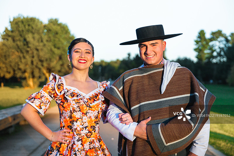 智利的华索和华萨微笑着，穿着传统服饰。图片素材