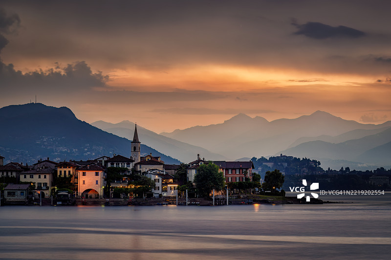 在马焦雷湖的斯特雷萨，渔民岛的海滨日出景观图片素材