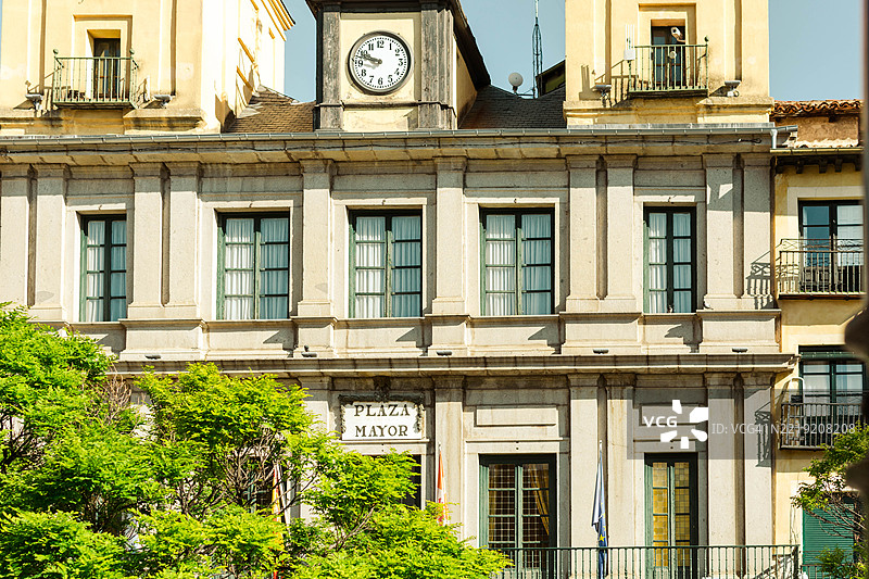 西班牙塞哥维亚的市政广场建筑与钟楼图片素材