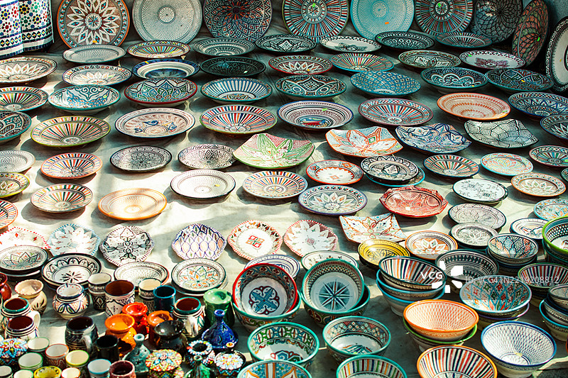 五彩缤纷的摩洛哥陶器在集市的桌子上展示图片素材