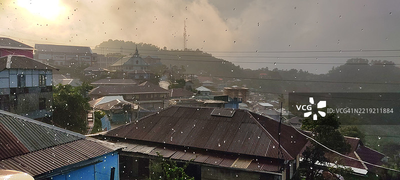 村庄里的季风雨天图片素材