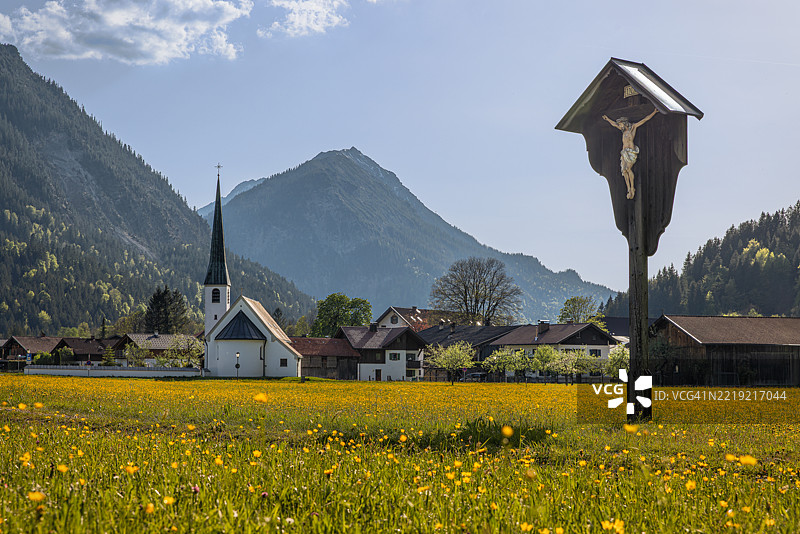 格拉斯旺谷的路边十字架。德国巴伐利亚州埃塔尔。图片素材