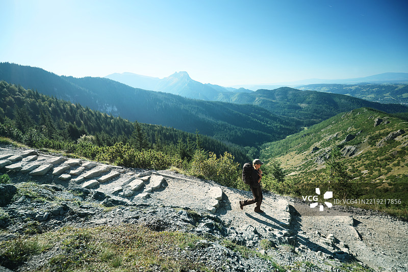 背包女 hikers 在波兰山脉中徒步旅行图片素材