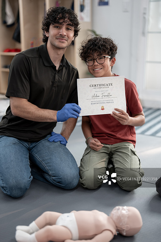 青少年在急救培训课程中获得保姆证书图片素材