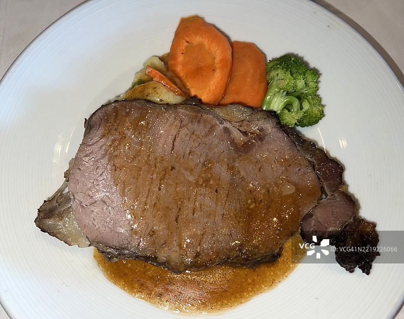 烤牛肉配肉汁，搭配胡萝卜、西兰花和土豆泥图片素材