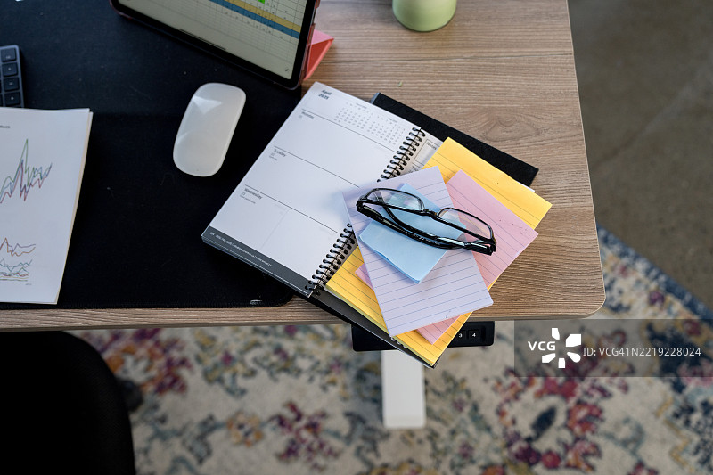 整齐的工作空间桌面，展示文具和计划工具图片素材