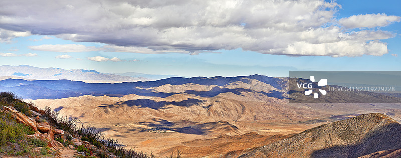 加利福尼亚沙漠景观的全景，天空多云。位于拉古纳山脉，这是加利福尼亚州圣地亚哥县东部的半岛山脉的一部分。图片素材