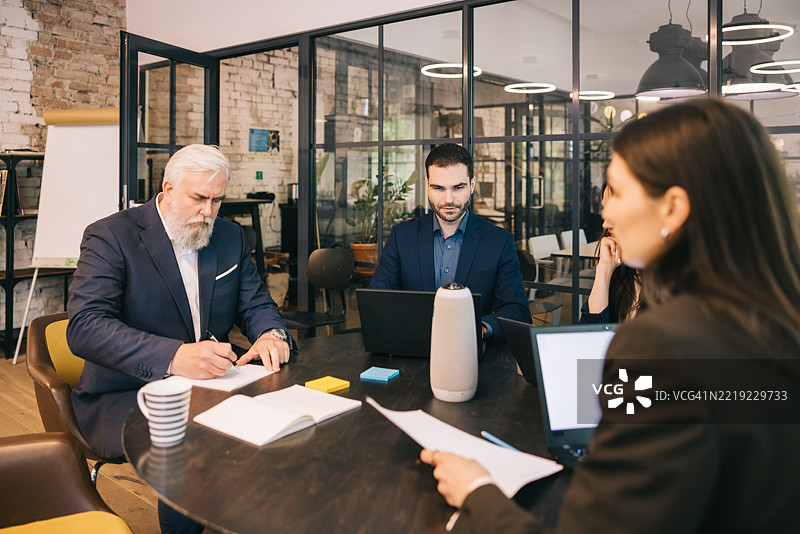 现代办公室中的专业会议，商业团队协作项目图片素材