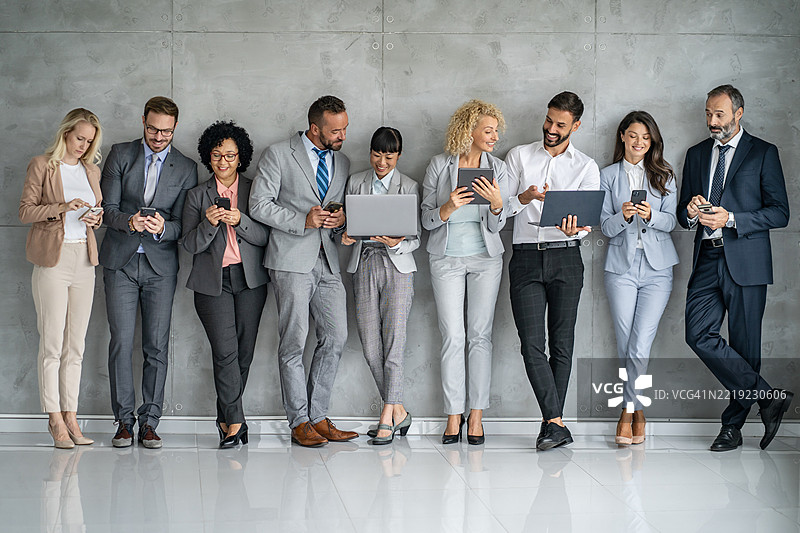 现代办公室环境中的商务团队协作图片素材