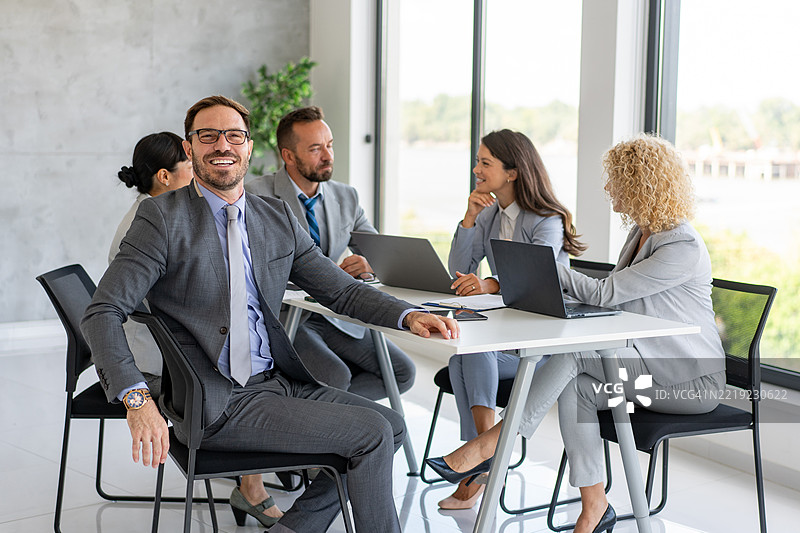 专业团队在商务会议中微笑图片素材