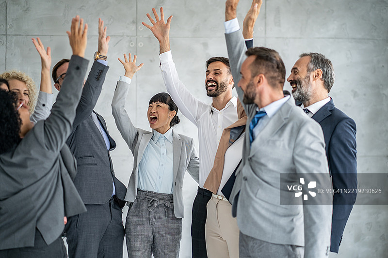 快乐的商业团队欢庆成功图片素材