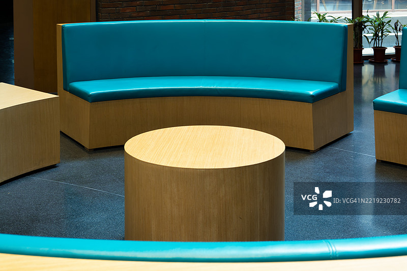 圆形沙发和中央圆桌图片素材