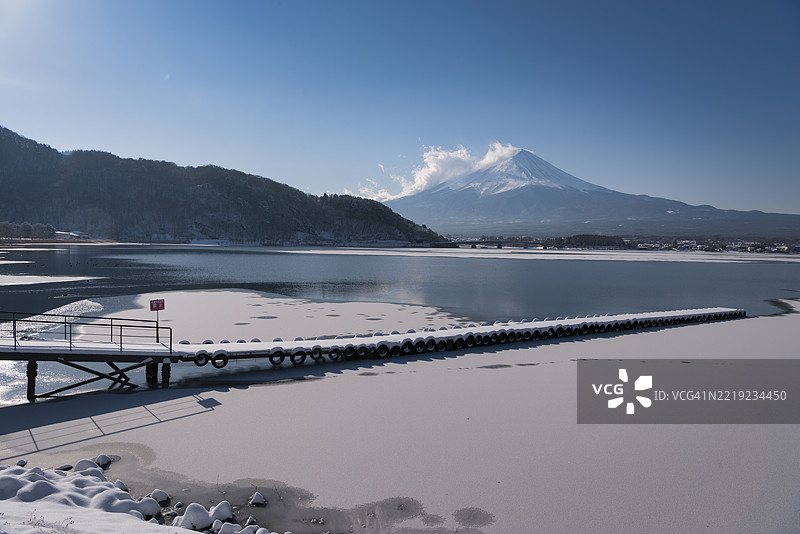 冬晨的雪覆盖河口湖与富士山图片素材