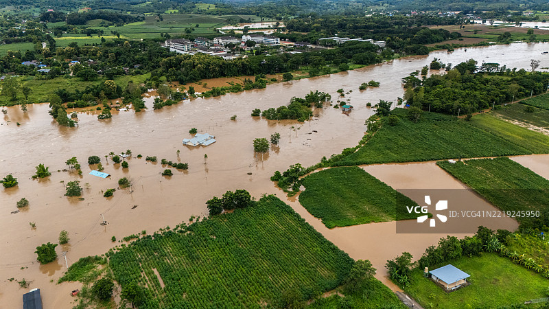 科克河上涨并在台风雅吉横扫泰国后淹没了附近地区。图片素材