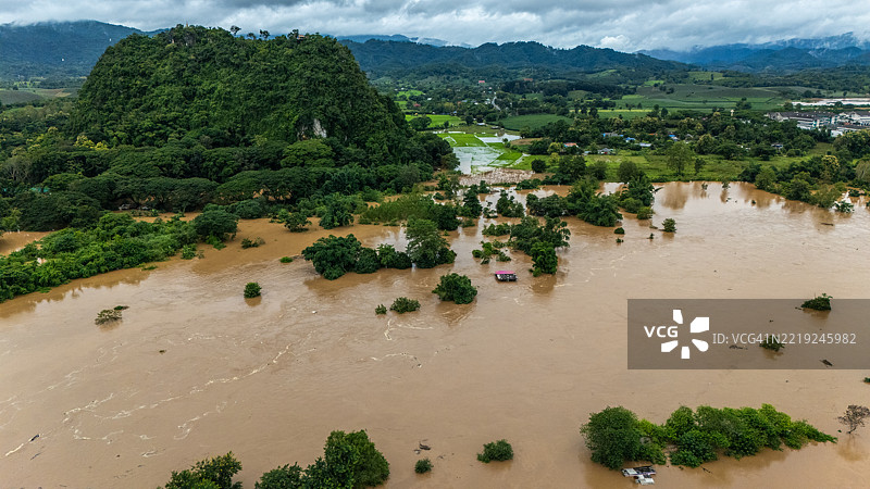 清莱省梅克河的航拍图，因台风雅琪横扫泰国而导致附近地区洪水泛滥。图片素材