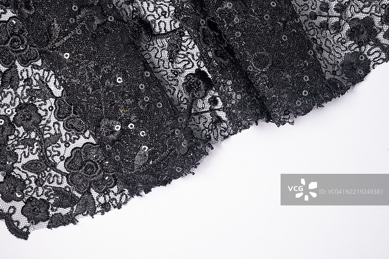 全景拍摄的刺绣蕾丝面料，背景为白色。图片素材