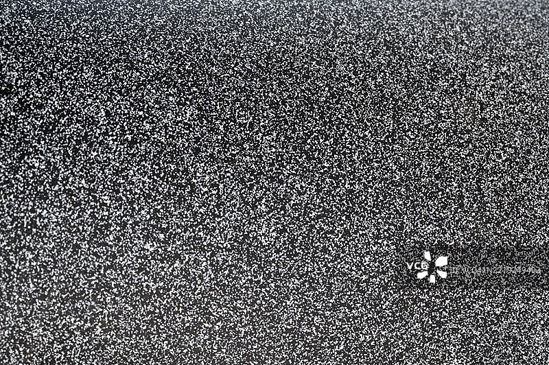 一张黑白图案的黑白照片。照片模糊且有颗粒感。图片素材