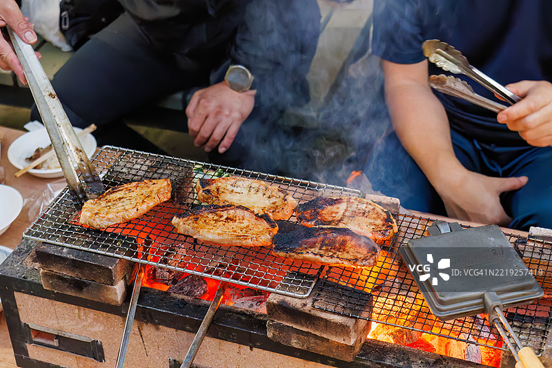 一个大型的七厘炉（由硅藻土制成）用于烹饪肉类和其他菜肴。在港口的客栈举行烧烤派对。享受当地肉铺购买的烤肉、猪肉块和清酒。图片素材