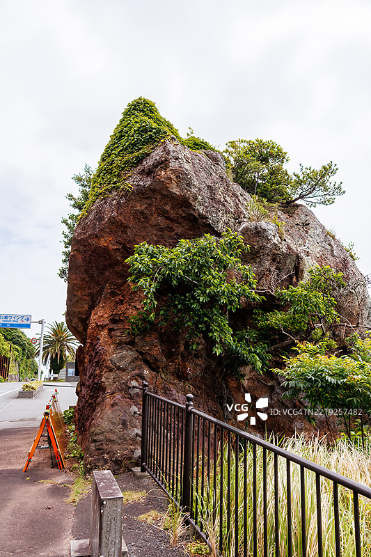 这条道路和观景台是在1957年穿过山体修建的。一块红色岩石和一座石碑作为建设后时期的纪念物仍然保留着。图片素材