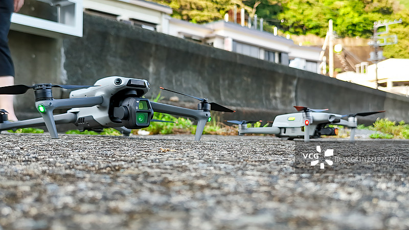 参与行动的三架无人机排成一列。拍摄中木港和平磯海滩的空中照片。图片素材