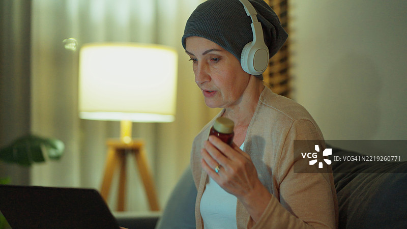 现代医疗实践：一位老年患者通过视频通话讨论化疗治疗，突显科技与关怀。图片素材