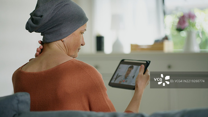 强调健康生活方式的老年患者参与虚拟预约，寻找克服与疾病相关挑战的方法。图片素材