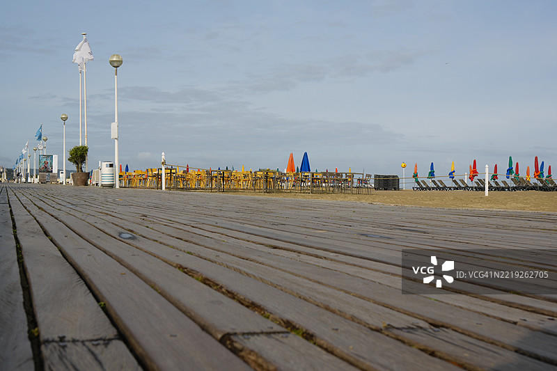 在多维尔海滩散步。图片素材