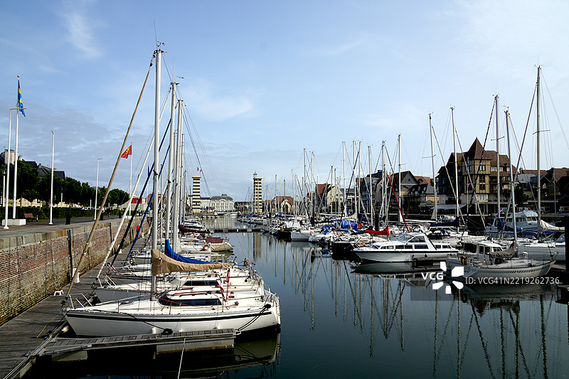 多维尔港口的帆船。图片素材