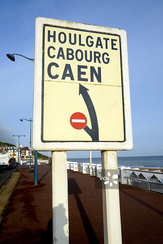 指示前往卡昂、霍盖特和卡布尔的路标。图片素材