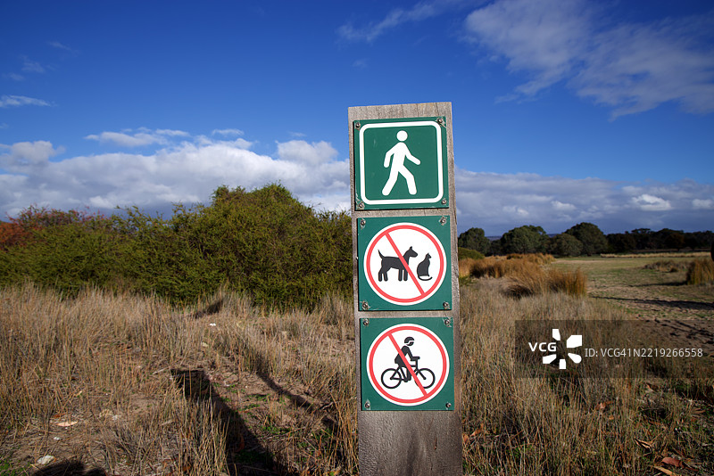 阿尔丁加海滩阿尔丁加灌木保护公园内的步道标志，标示禁止携带宠物或骑行图片素材