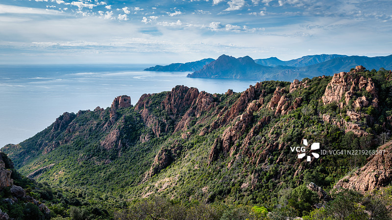 法国科西嘉岛皮亚纳峡湾的红色岩石与蓝色地中海的美丽景色图片素材