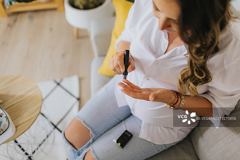 孕妇在家测试血糖图片素材